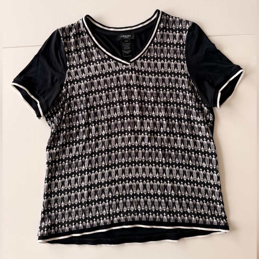 Olsen Black & White Patterned V‑Neck Short Sleeve Top